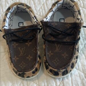 Stylish Hey Dude Brown and Tan Kids Shoes size 5 Toddler
